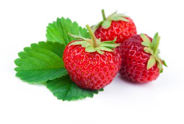 Yapraklı çilek. Beyaz bir arkaplanda izole edilmiş.