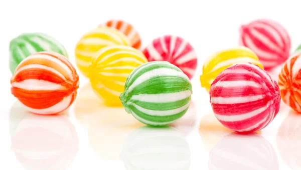 Цветные конфеты, изолированные на белом . — стоковое фото