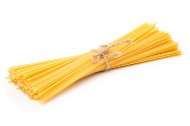 Beyaz arka planda izole edilmiş spagetti
