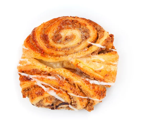 シナモン、砂糖、白い背景の上に甘いパン — ストック写真