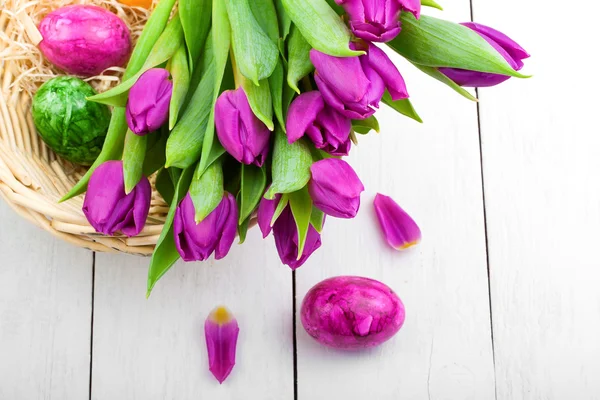春天的郁金香和木制的背景上的复活节彩蛋 — 图库照片