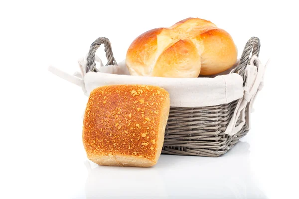 バスケットで焼きたてのパンのパン。白で隔離されます。 — ストック写真