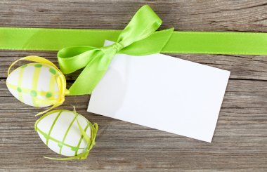 Paskalya yumurtaları ve boş ahşap arka plan üzerinde metin için