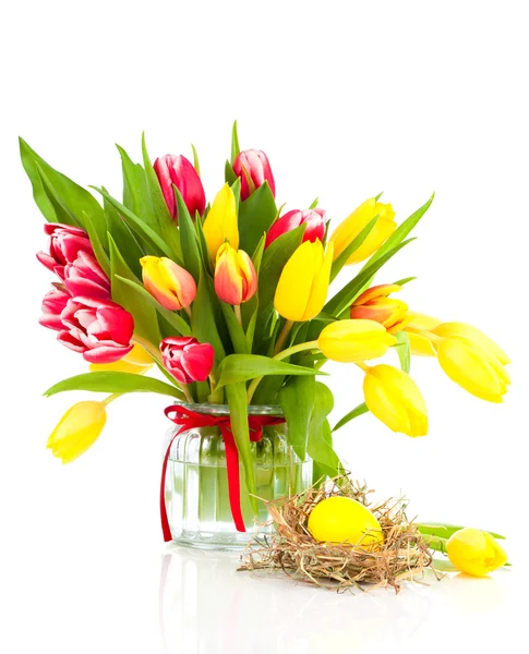 Květiny tulipány s velikonoční vajíčko na bílém pozadí — Stock fotografie