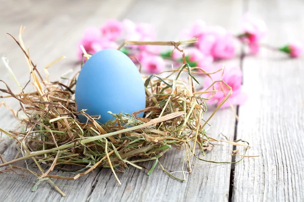 Ahşap arka planda paskalya yumurtaları