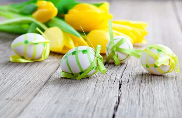 Oeufs de Pâques sur fond en bois — Photo