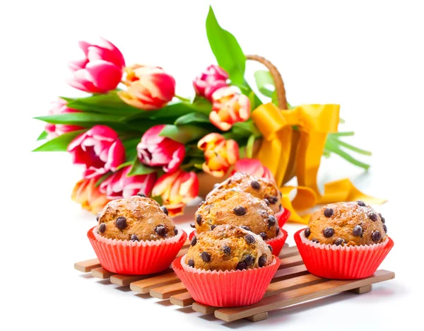 Muffins met tulpen geïsoleerd op witte achtergrond — Stockfoto