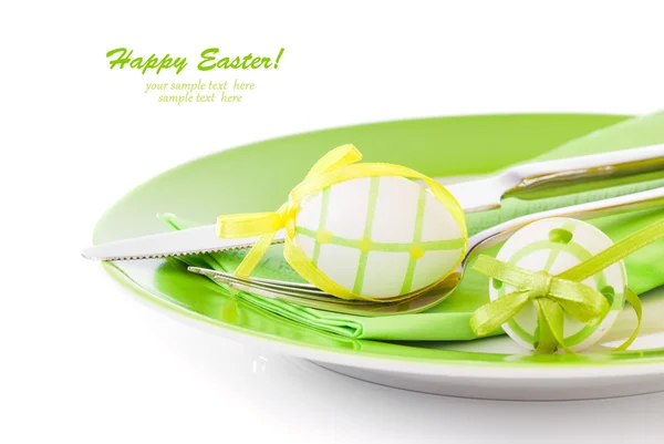Huevos de Pascua en un plato, sobre un fondo blanco — Foto de Stock