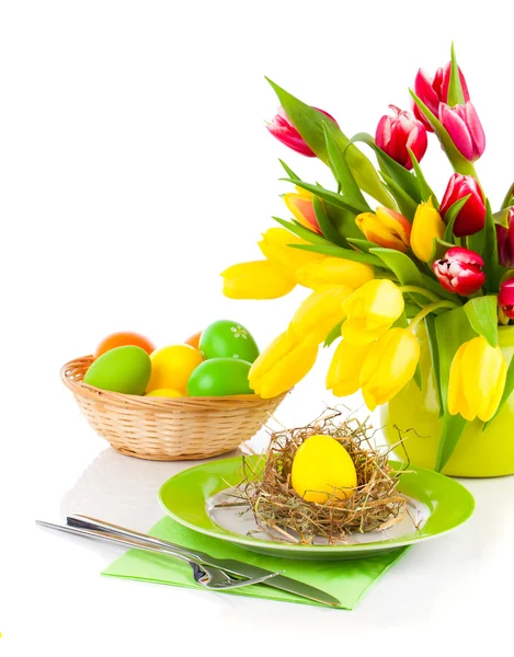 Huevos de Pascua en un plato, sobre un fondo blanco —  Fotos de Stock