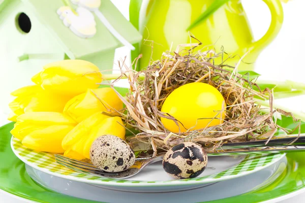 Uova di Pasqua in un piatto, su sfondo bianco — Foto Stock