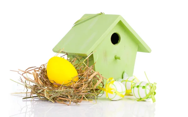 Uova di Pasqua con birdhouse, su sfondo bianco — Foto Stock