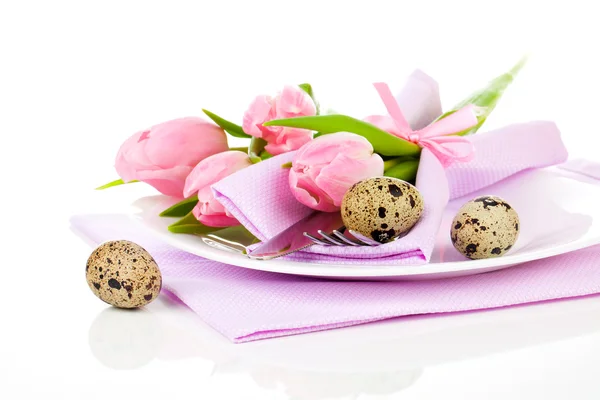 Różowe tulipany z jaja przepiórcze w płytkę, na białym tle. r — Zdjęcie stockowe
