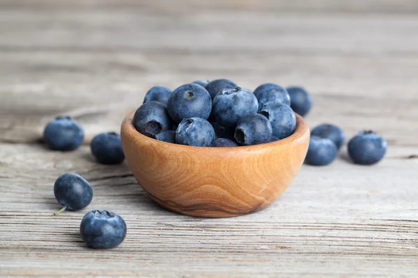 木制背景的蓝莓碗 — 图库照片