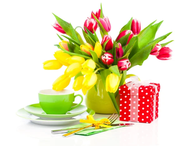 Květiny tulipány s šálek čaje, na bílém pozadí. snídaně fo — Stock fotografie