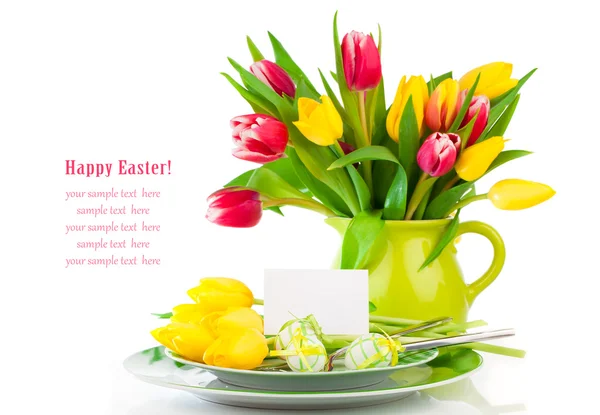 Huevos de Pascua y en blanco para texto en un plato, con flores de tulipanes o — Foto de Stock