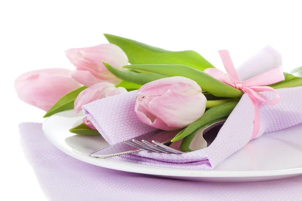 Jantar romântico, mesa com tulipas de rosas e talheres, o — Fotografia de Stock