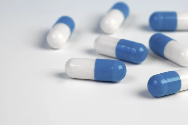 Kleurrijke medische capsules op witte achtergrond. — Stockfoto