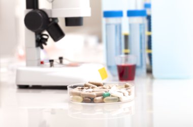 Bilim Laboratuvarı araştırma mikroskobu ve kırmızı hap yeni ilaçların güvenli