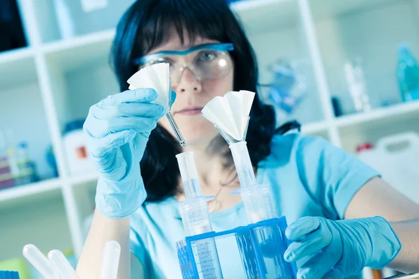 Cientista feminina faz maxiprep no laboratório — Fotografia de Stock