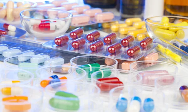 Pilha de muitas pílulas diferentes — Fotografia de Stock