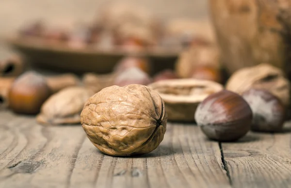Макроснимок грецких орехов на деревянном столе . — стоковое фото