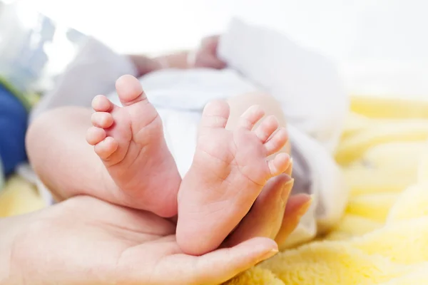 Baby's foot in mother hands — Stock Photo, Image