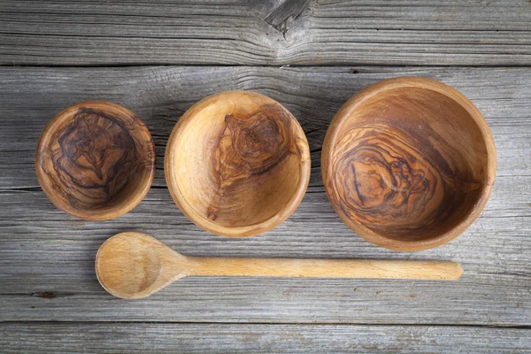 Utensilios de cocina de madera sobre fondo de madera — Foto de Stock