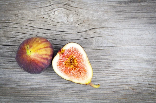 Fresh figs on a wooden background — Stock Photo, Image