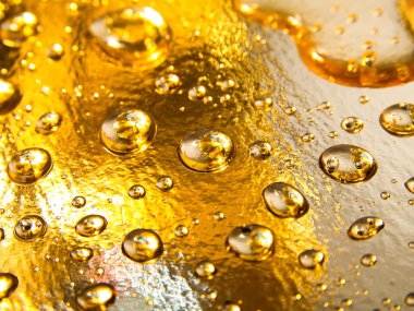 altın arka plan üstünde su damlaları