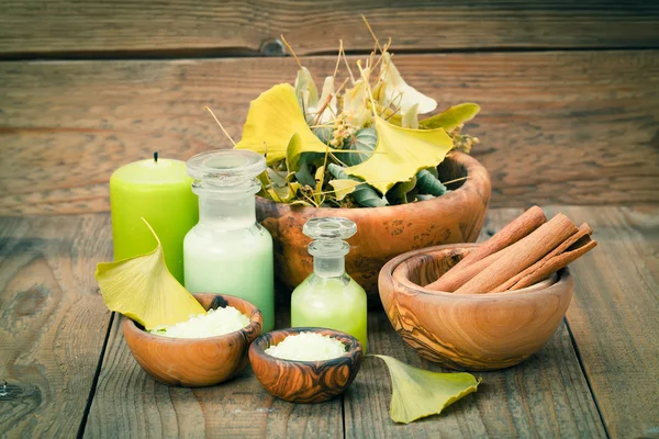 Sel à base de plantes dans le bol en bois et d'herbes sur fond en bois . — Photo