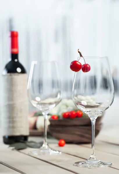 Due bicchieri di vino in tavola — Foto Stock