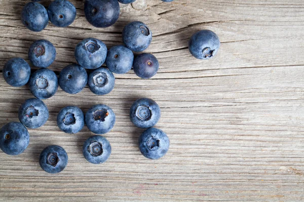 木制背景的新鲜蓝莓 — 图库照片