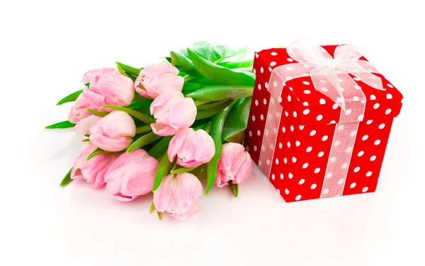 Mooie tulpen met de doos van de gift van de rode bolletjestrui. Gelukkige moederdag, — Stockfoto