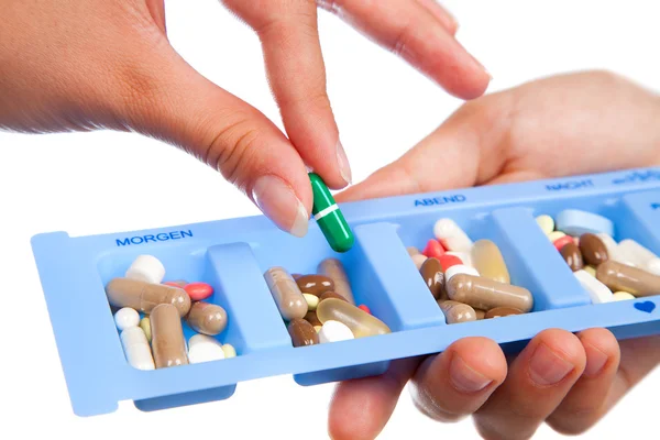 Tablette und Kapsel in der täglichen Pillenbox zeigen Medikamentenkonzept, Isol — Stockfoto