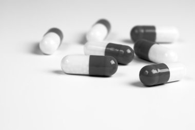 (örnek metin ile beyaz zemin üzerine dökülüp hapları)