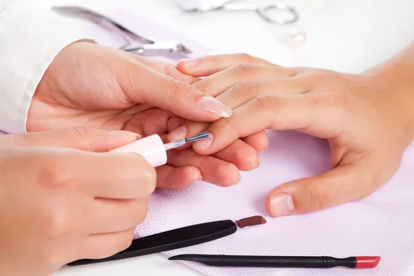 Maniküre. Pflege der Finger der Hände, Putzen, Lackieren — Stockfoto