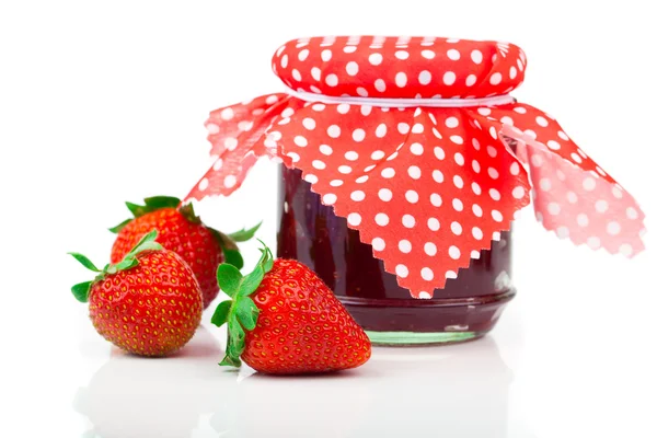 Strawberry jam and fresh berries isolated on white — Stock Photo, Image