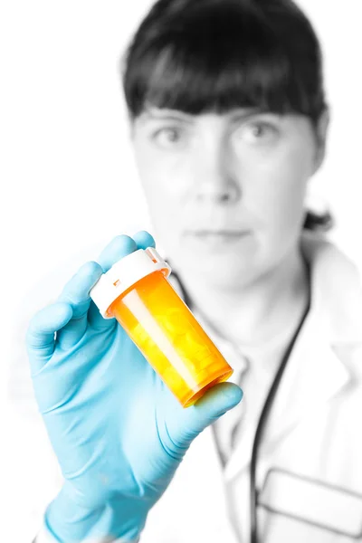 Врач или фармацевт с бутылкой таблеток — стоковое фото