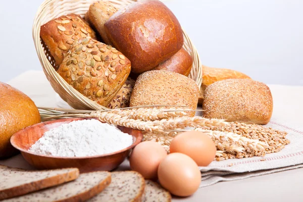Bahan untuk roti buatan sendiri, terisolasi pada latar belakang putih — Stok Foto