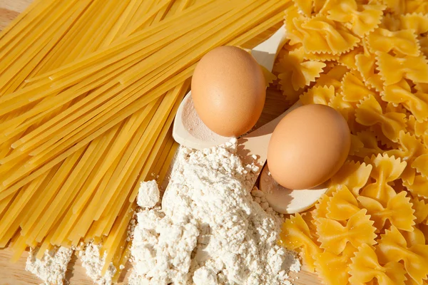 Ingrediënten voor huisgemaakte pasta. ruwe pasta — Stockfoto