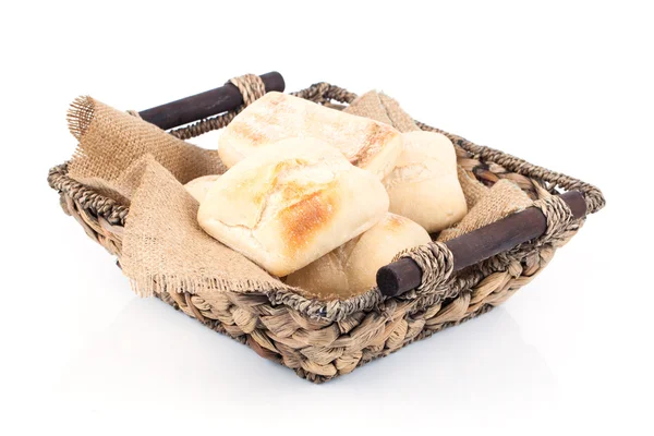 Frisch gebackene Brötchen in einem Korb auf weißem Hintergrund — Stockfoto