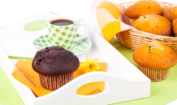 Muffin met koffiekopje, voor het ontbijt — Stockfoto