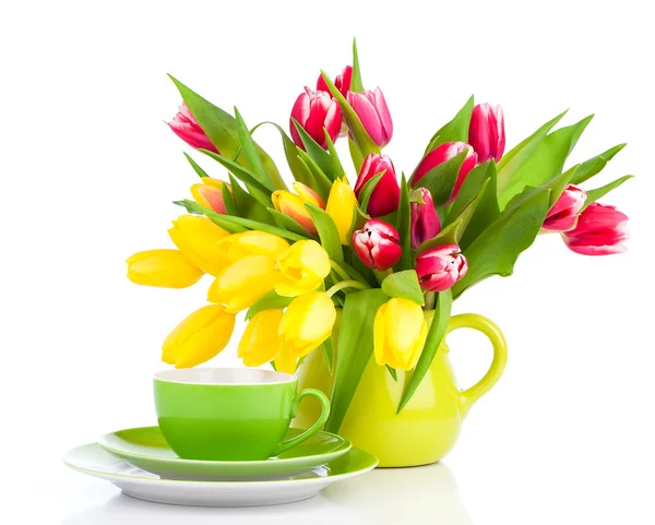 Tulipanes amarillos flores con taza de té, sobre un fondo blanco. quiebra — Foto de Stock