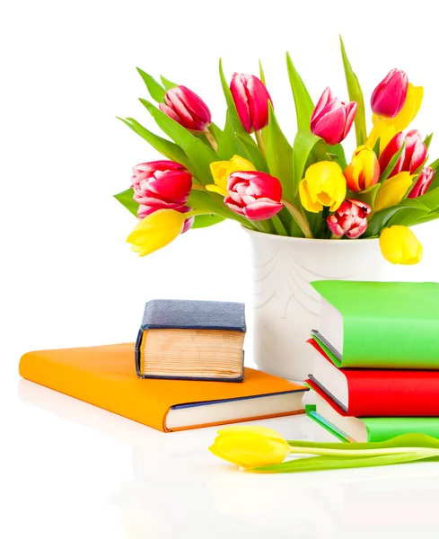 Bos van spring tulpen en boeken, geïsoleerd op witte achtergrond — Stockfoto