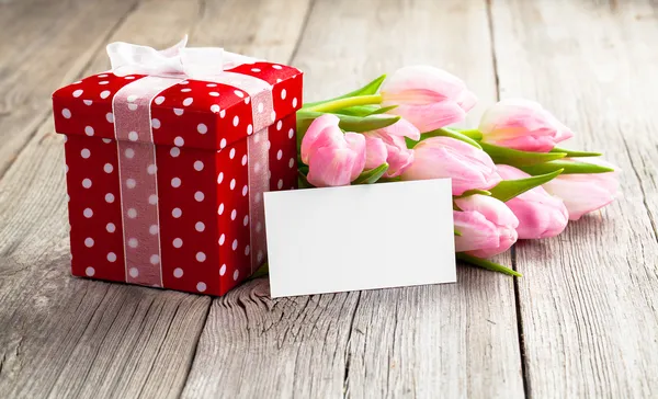 Bellissimi tulipani con scatola regalo a pois rossa. felice giorno delle madri , — Foto Stock