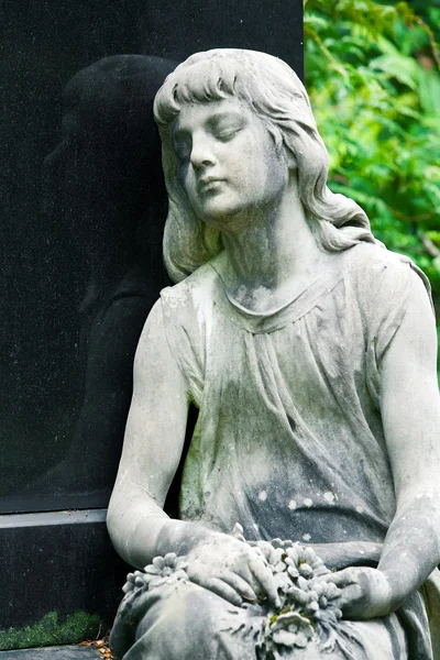 Das Steinmädchen auf dem Grab vom alten Friedhof, — Stockfoto
