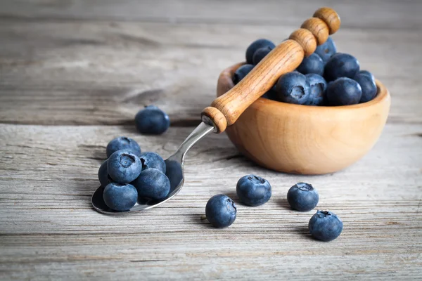 木制背景的蓝莓碗 — 图库照片