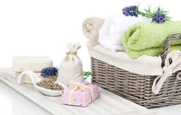 タオル、石鹸、白い背景に隠れての分離緩和 - 用のアメニティ グッズ — ストック写真