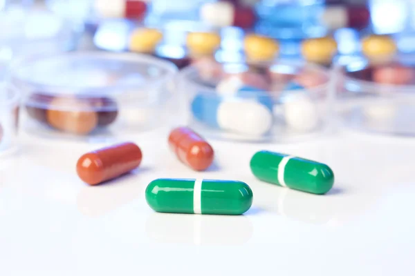 Close up van groene pillen, op witte achtergrond — Stockfoto