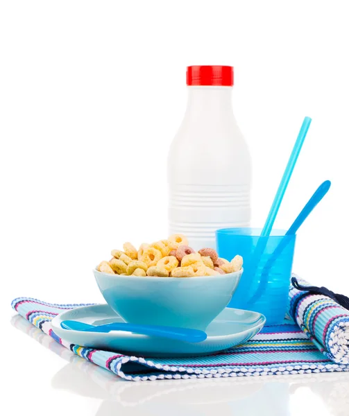 Délicieux Cheerios Céréales d'avoine dans un bol avec du lait de bouteille — Photo